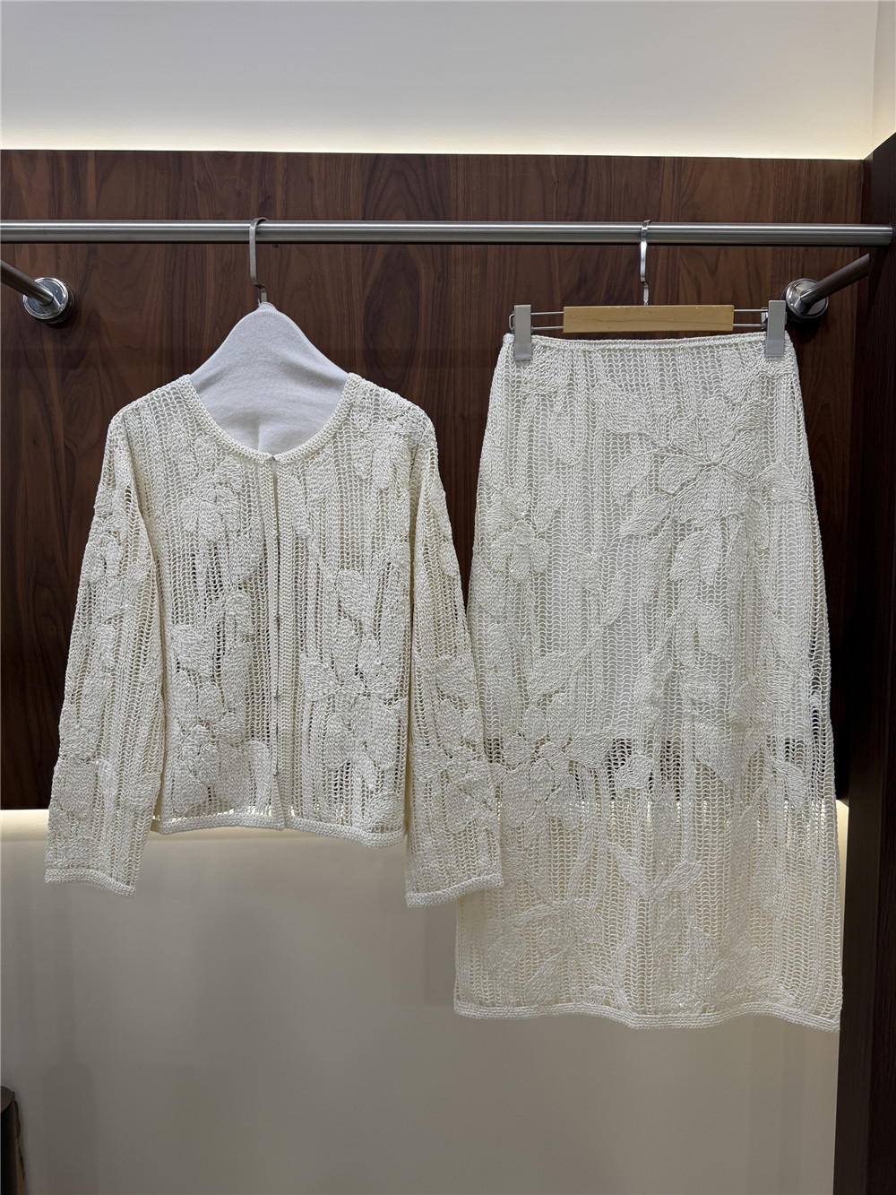 Embroidery Cardigan - 여성용 오픈워크 자수 니트 세트: 크루넥